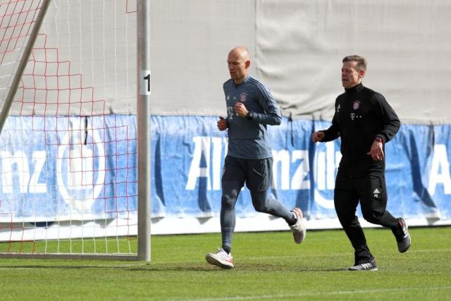 受采访时回 受采访时回